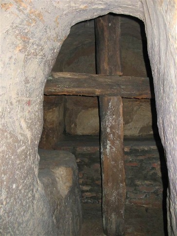 Image - Saint Anthony's cave at the Trinity–Saint Elijah's Monastery in Chernihiv.